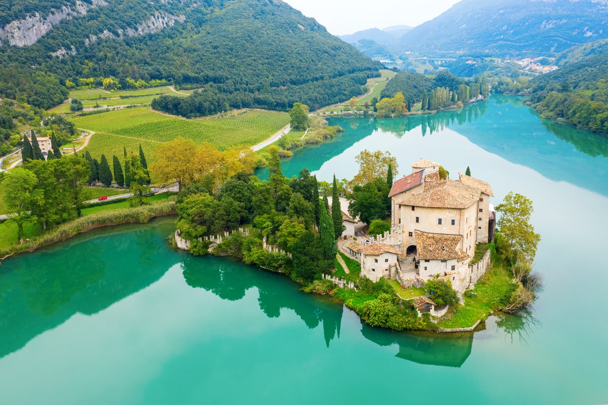 Castel Toblino, a picco sul lago, è uno dei castelli più riconoscibili del Trentino