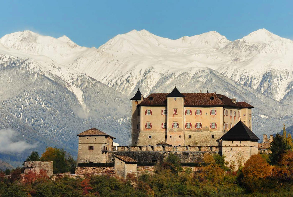 Castel Thun, recentemente restrutturato ed aperto al pubblico, uno tra i più famosi castelli del Trentino.