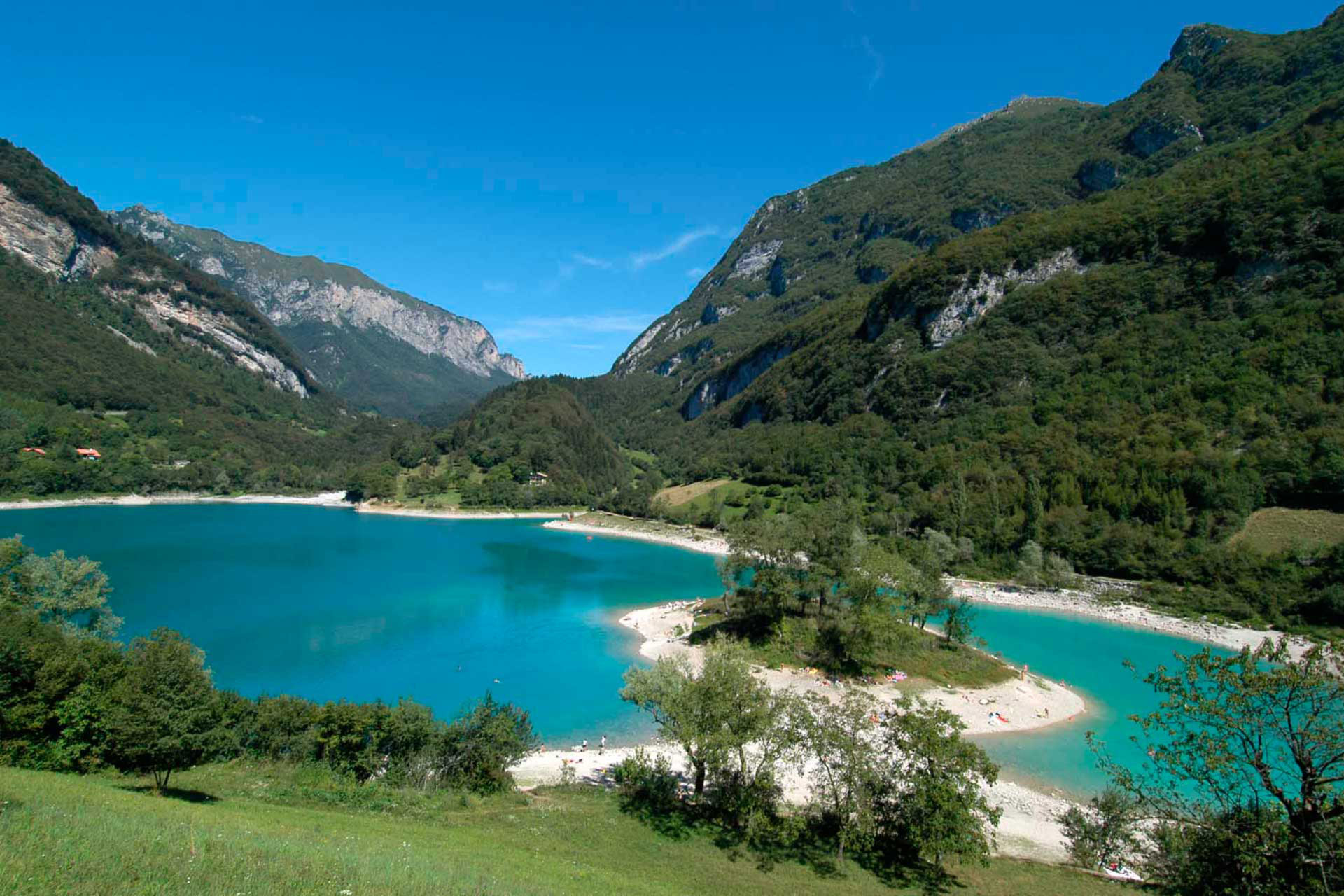 Lago di Tenno, una perla tra i numerosissimi specchi d'acqua del trentino