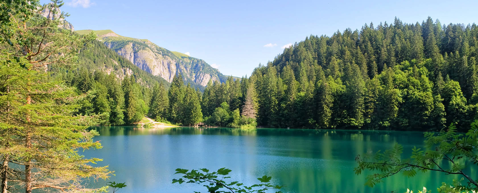 Il lago di Tovel, detto il lago rosso, uno tra i laghi più famosi della regione