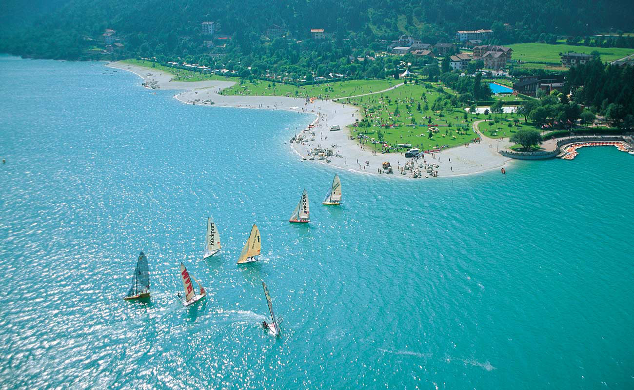 Molveno, vista della spiaggia e del lago di Molveno