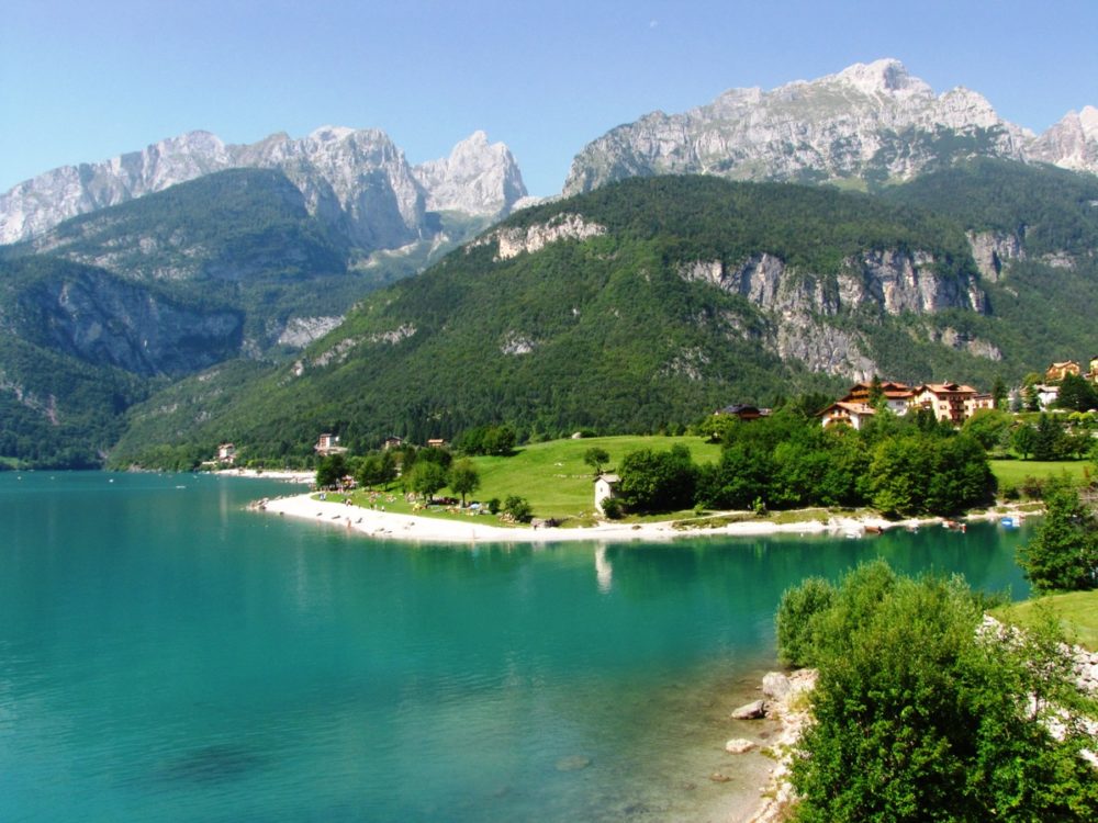 splendida passeggiata a Molveno lungo le rive del lago