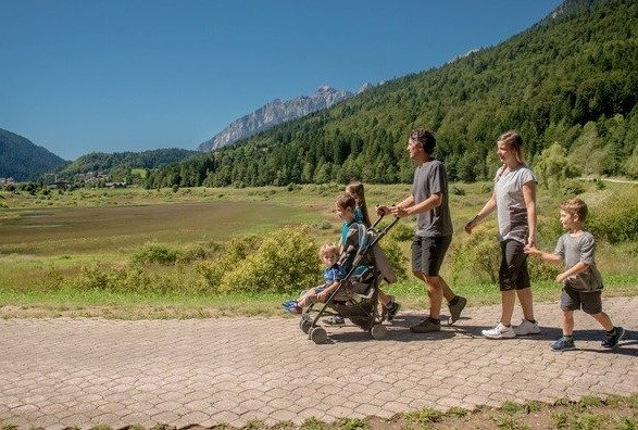 paseggiata girolago andalo per famiglie